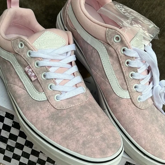 Vans WMNS Kyle Walker
Acid Denim Pink
VN0A5JIEPNK
Sneakers - Picture 9 of 16